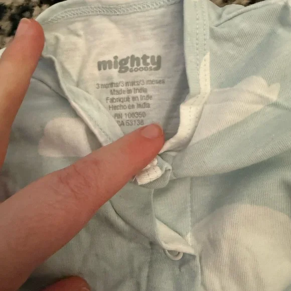 Lot of 8 NB and 0-3m gowns/Sleepers - Picture 8 of 8